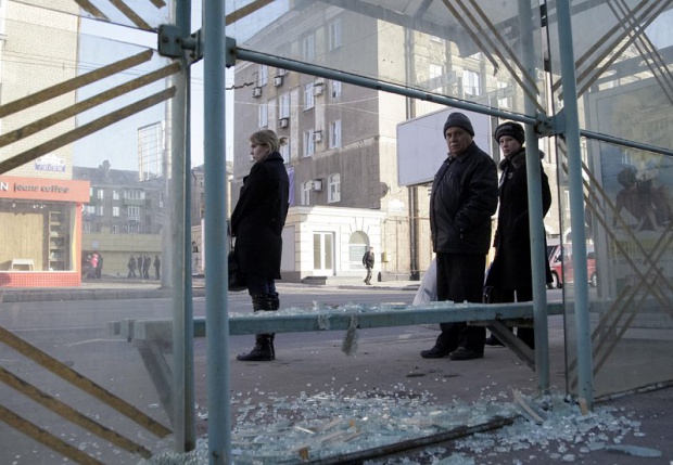 Двама цивилни убити след спирането на огъня в Украйна