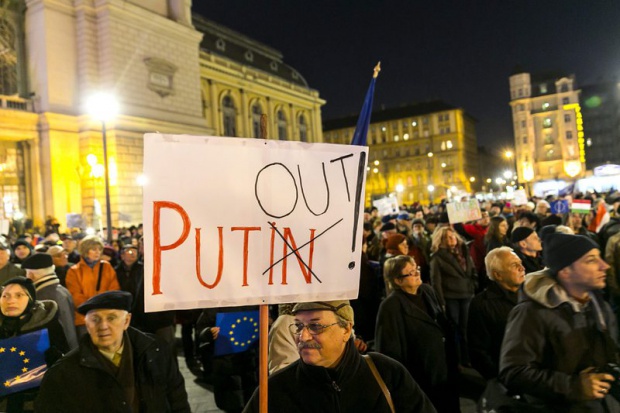 Протест срещу Путин в Будапеща (СНИМКИ)