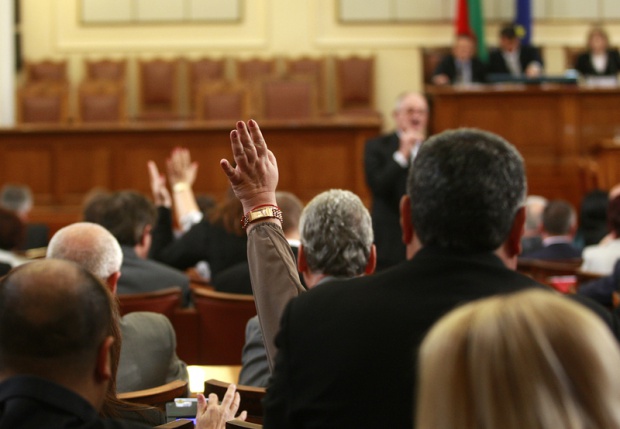 Парламентът създаде временна комисия за пенсионните фондове