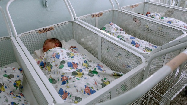 Лондон узакони раждането на "дизайнерски бебета" с 3-ма родители