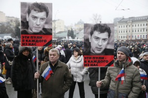 Траурното шествие за Немцов потегли  (СНИМКИ)