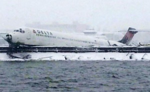 Самолет със 127 пътници на борда излезе от пистата в Ню Йорк