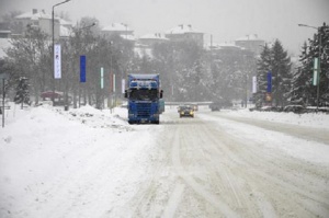 Спряха преминаването през ГКПП Гюешево заради снега