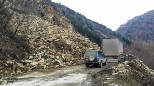 Срутени скали отново затвориха пътя Кричим-Девин