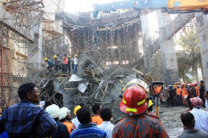 Фабрика се срути и затрупа стотици в Бангладеш