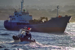 Огън по двигателите спря кораб с над 300 сирийски бежанци в Турция