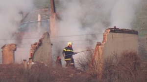 Пожар изпепели къща в Кочериново, мъж скочи от втория етаж