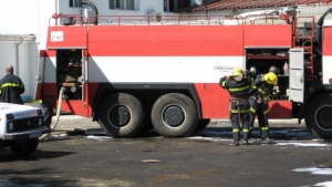 Двама души са ранени при пламналия тролей във Варна