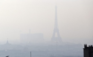 Париж се задушава, ограничи наполовина трафика