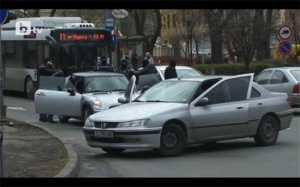 Бургаски антимафиоти направиха зрелищен арест на кръстовище