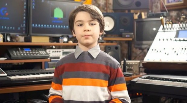 Хит в мрежата: 8-годишният Виктор разплака хиляди с песен за родните емигранти