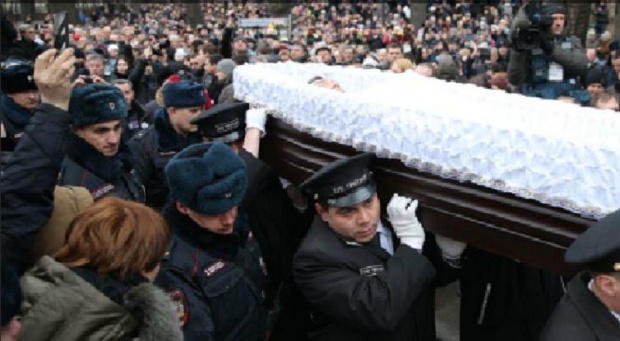Аплодисменти и цветя в последния път на Борис Немцов (ВИДЕО)