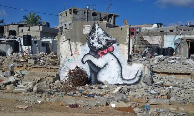 Банкси рисува върху руините в Газа