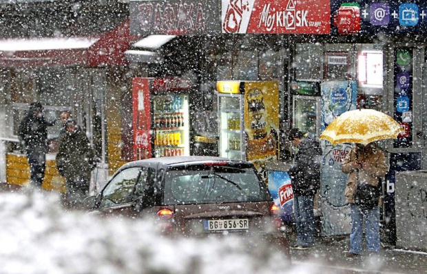 Снежният ад на Балканите взе жертва, стотици евакуирани