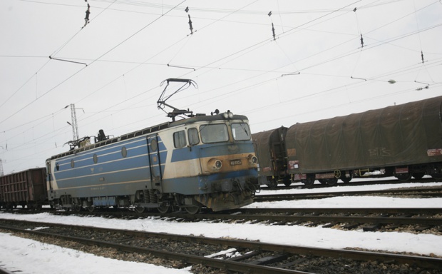 Спират влакове заради снега