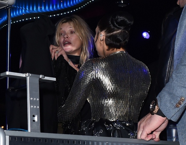 Крехката Кейт Мос нападна папарак пред ужасения поглед на Лейди Гага