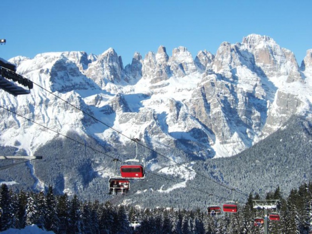 Скиорка претърпя инцидент със самолет на писта в Алпите