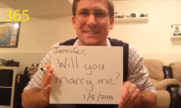 Ето това е любов: Мъж изкара 365 поредни дни, планирайки предложение за брак (ВИДЕО)