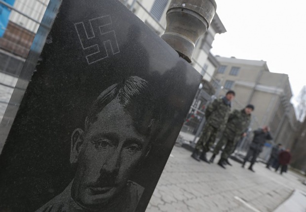 Путин като Хитлер в надгробна плоча пред руското посолство в Киев