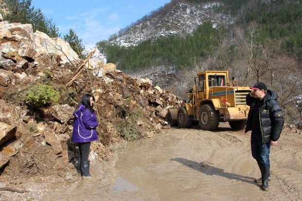 Очаква се до сряда да разчистят пътя Асеновград - Смолян