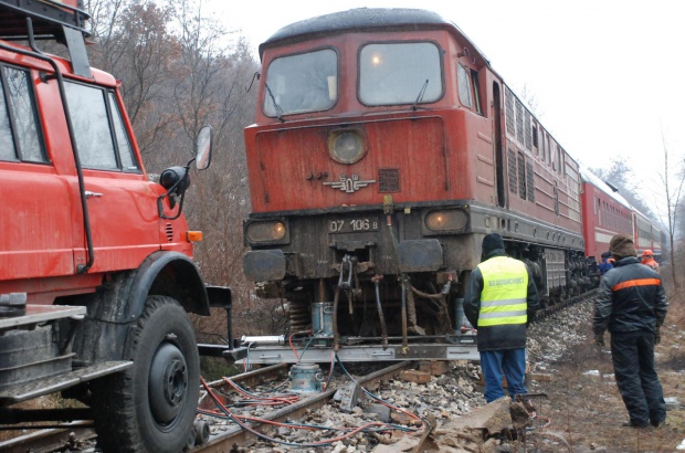 Бързият влак Петрич-София аварира след тунела при Кочериново