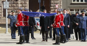 Флагът на НАТО се развя пред президентството