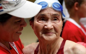 Невероятно: 100-годишна японка постави рекорд по плуване (СНИМКИ+ВИДЕО)
