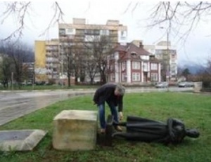 Вандали събориха статуя във Враца, искали да я режат за скрап