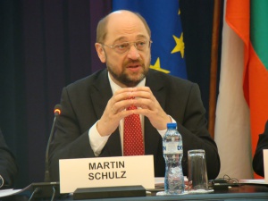 Мартин Шулц: Ципрас да не застрашава единството на ЕС в Москва
