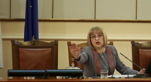 Цачева непреклонна: депутатите ще почиват 10 дни