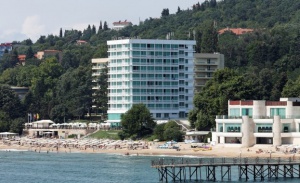 Няма признаци на живот от тримата затрупани под хотела (Видео)