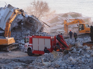 Има четвърти затрупан под срутилия се хотел?