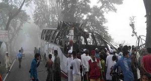 Автобус се блъсна в дърво - 24 жертви в Бангладеш (СНИМКИ)