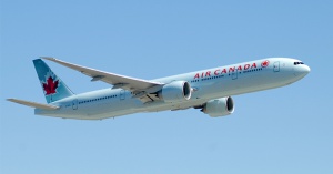 Старица ухапа стюард, приземиха принудително самолета