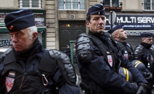 Мъж се барикадира в парижки хотел, плаши с бомба