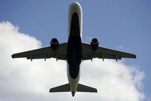 Най-малко 23 души пострадаха при аварийно кацане на самолет в Япония