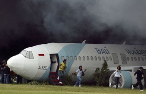 Индонезийски самолет направи аварийно кацане заради бомбена заплаха