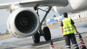 Пак ремонтират правителствения "Фалкон" в Швейцария