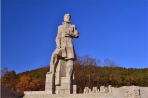 Свлачище заплашва да погълне паметника на Ботев в Калофер