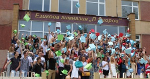 Ученици събират пари за да построят училища