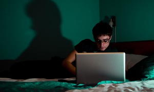 Българските младежи прекарват две трети от времето си онлайн