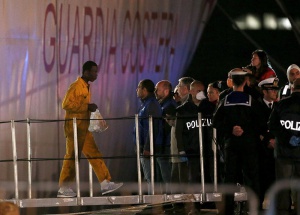 Арестуваха двама оцелели от потъналия кораб за трафик на хора