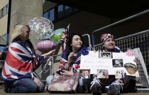 Лудост: Фенове лагеруват пред болницата, където Кейт Мидълтън ще ражда (СНИМКИ)