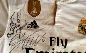 Бойко Борисов получи автограф от Роналдо върху тениска