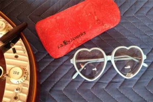 Откраднаха сърцевидните очила на Елтън Джон