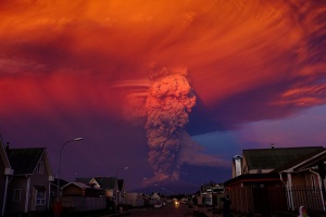 Вулканът Калбуко изригна отново, издирват алпинист