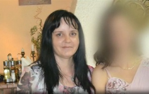 Акушерката удряла бебето с юмрук и шише, докато преминавала покрай него