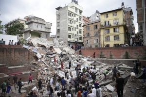 Жертвите на мощния трус в Непал са близо 690 и растат
