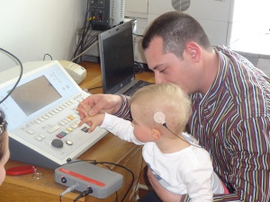 Български лекари поставиха "изкуствено ухо" на бебе с тотална загуба на слуха (СНИМКИ)