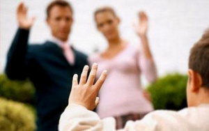 Спират помощите на родители, които изоставят децата си?